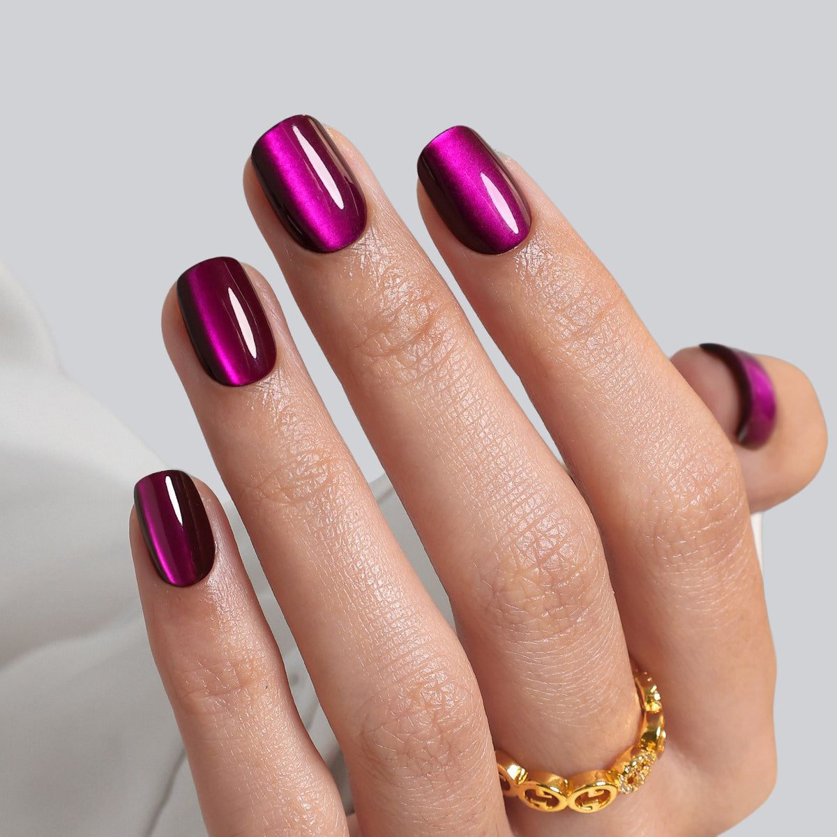 Deep Magenta Cat-Eye Short Square Nails Deep Magenta Cat-Eye Short Square Nails β Winter Nail Colors for Short Nails