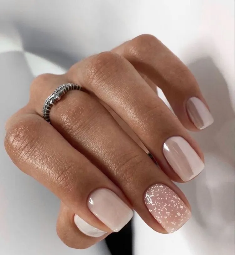 Neutral Glitter Gradient Nails Neutral Glitter Gradient Nails β Short Winter Nails
