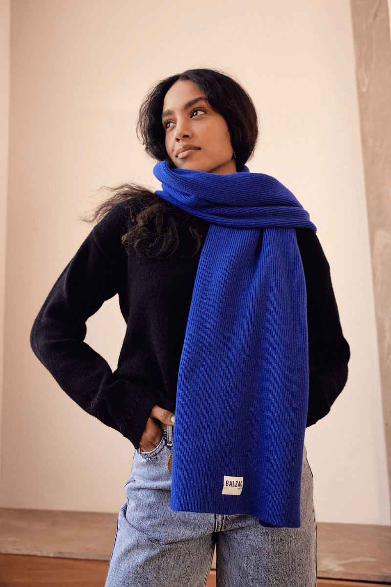 Chunky Knit Scarf as a Bold Color Pop Chunky Knit Scarf as a Bold Color Pop β Scarf Outfits
