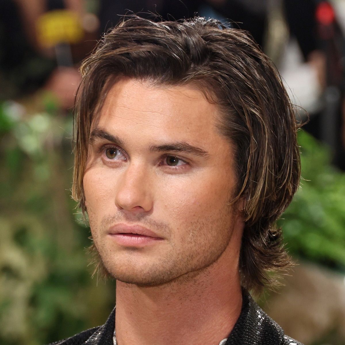 Collarbone Waves with Curtain Bangs — Winter Haircuts for Men