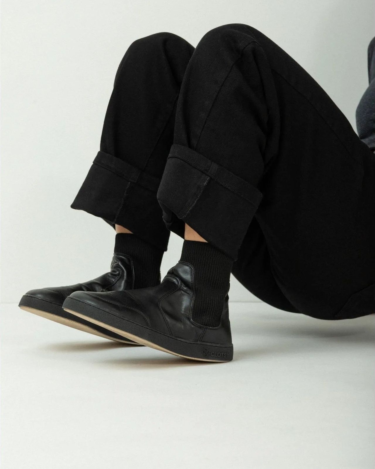 Black Leather Chelsea Boots with Ribbed Sock Detail — Brown Boots Outfits