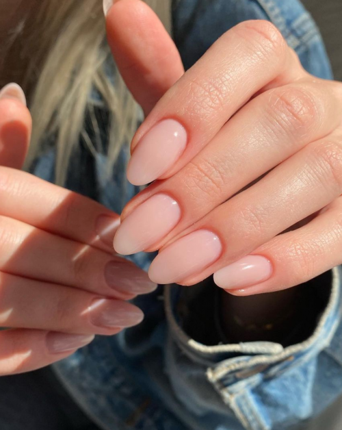 Deep Green Almonds with Leaf Motif Deep Green Almonds with Leaf Motif โ Short Winter Almond Nails