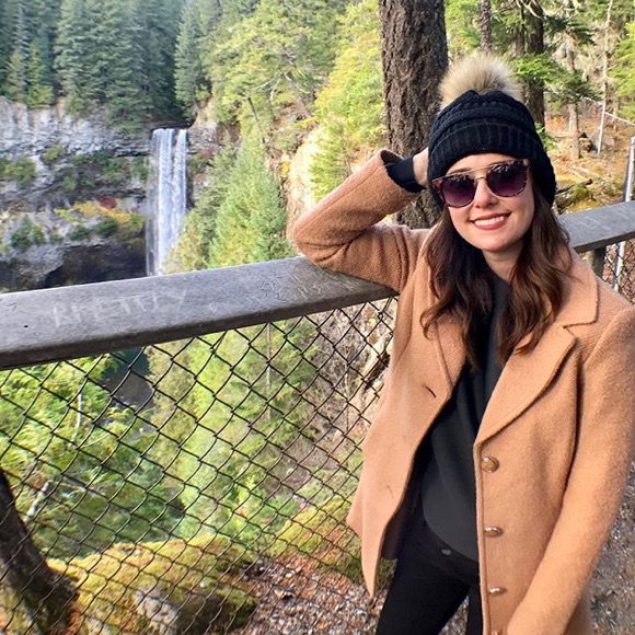 Black Pom-Pom Beanie with Camel Coat and Hoodie Black Pom-Pom Beanie with Camel Coat and Hoodie β Beanie Outfits
