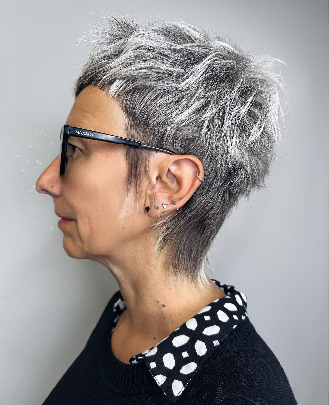 Pixie Cut With Silver Highlights Pixie Cut With Silver Highlights β Gray Blending Highlights