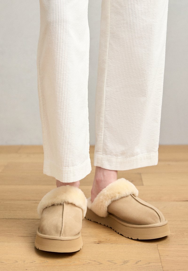 White Corduroy Pants with Tan Ugg Slippers White Corduroy Pants with Tan Ugg Slippers β Ugg Slippers Outfits