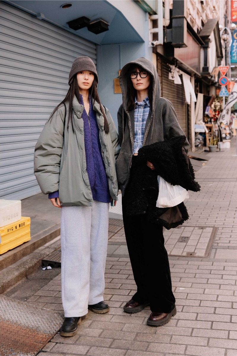 Casual Comfort: Oversized Puffer and Beanie Street Style Casual Comfort: Oversized Puffer and Beanie Street Style β Japan Winter Outfits
