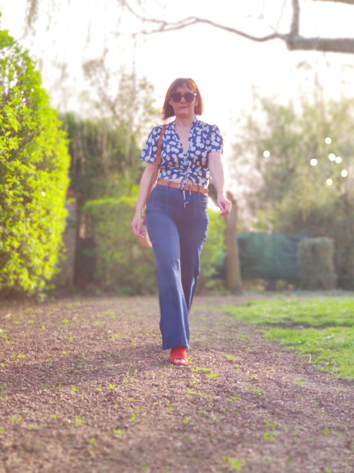 Retro Vibes: Blue Flare Pants with Floral Blouse and Red Heels — Flare Leggings Outfits