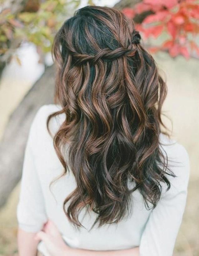 Coiffure romantique cheveux bouclés - 30 coiffures romantiques pas si cucul ! - Elle