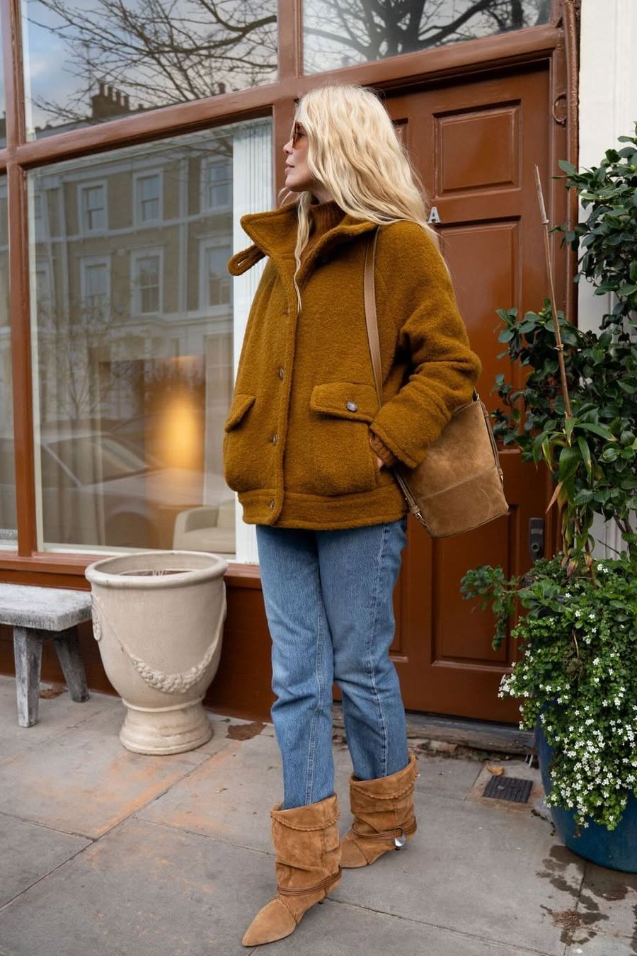 Les bottines en daim de Claudia Schiffer s'annoncent comme tendance incontournable en 2026 | Vogue France