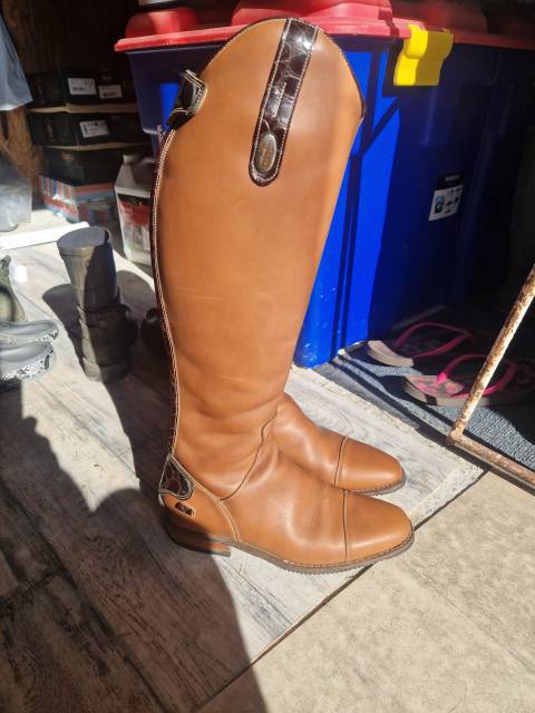 Equestrian Design: Tan Leather Boots with Textured Accents Equestrian Design: Tan Leather Boots with Textured Accents โ Riding Boots Outfits