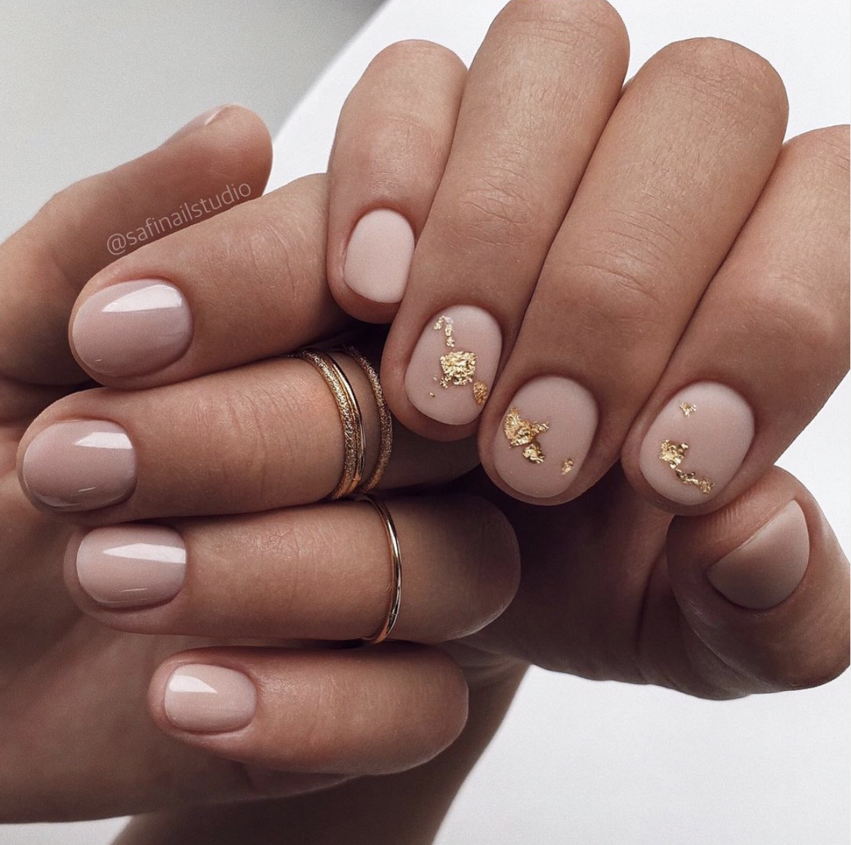 Subtle Gold Foil on Short Round Nails Subtle Gold Foil on Short Round Nails β Winter Nail Designs