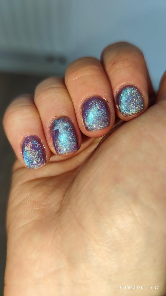 Glittery Holographic Visual Idea Glittery Holographic Visual Idea β Baddie Winter Nails