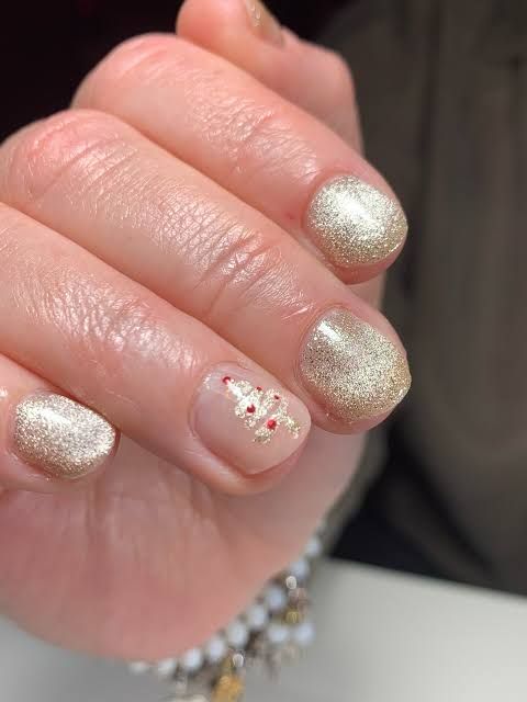 Les dernières poses de noël sur ongles courts. Quelle est ta manucure préférée ? #gainageonglesnaturels #onglesgel #chablon
