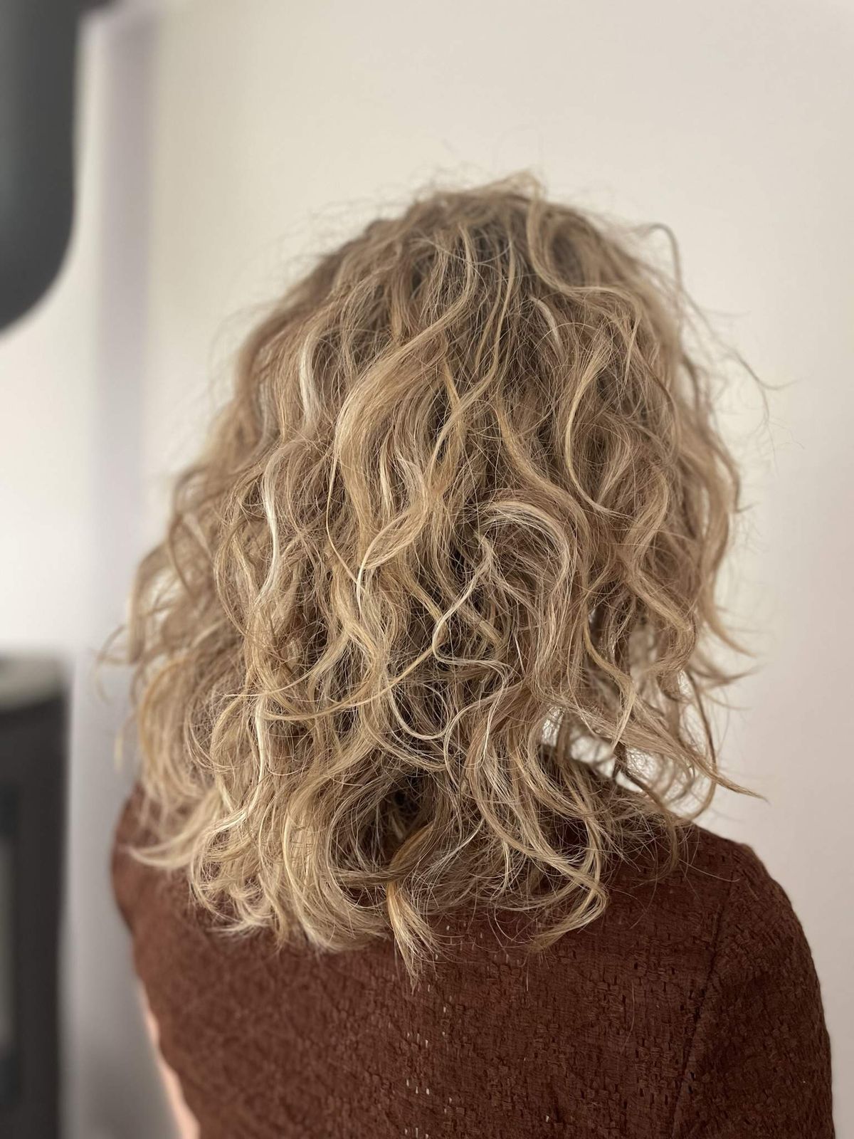 Ash Blonde Collarbone Curls Air Dried Ash Blonde Collarbone Curls Air Dried β Medium Length Winter Haircuts