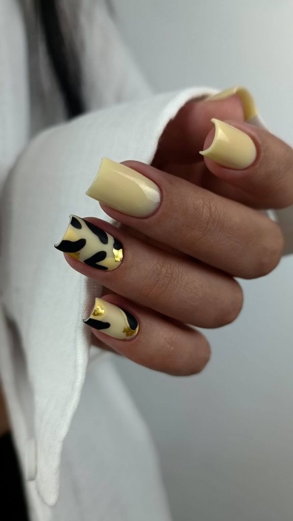 Pale Yellow Leopard Gold Foil Nails Pale Yellow Leopard Gold Foil Nails β Short Winter Nails