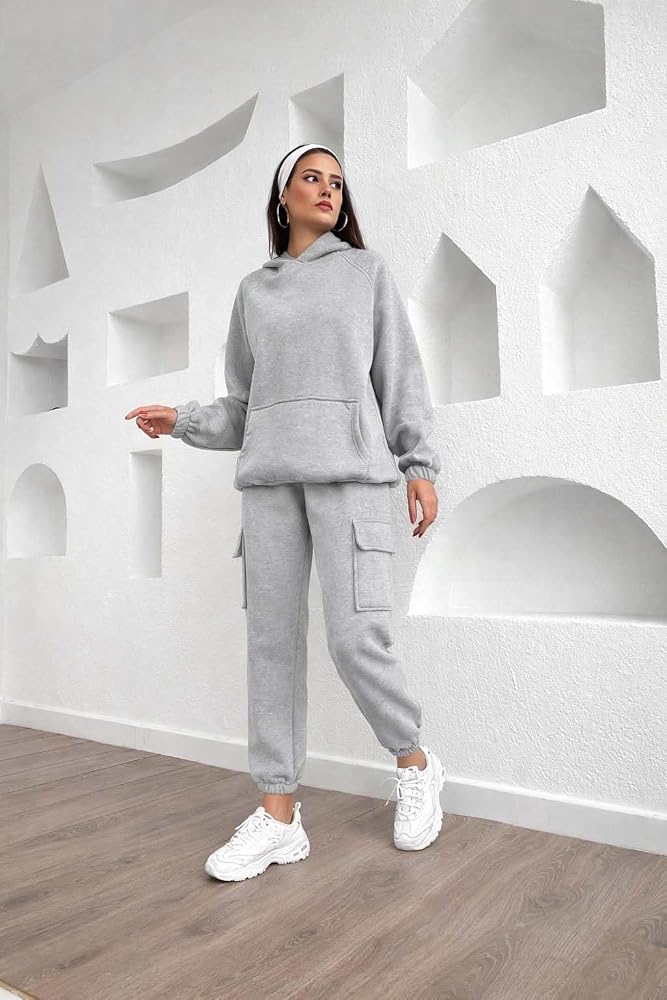Light Grey Fleece Tracksuit with Cargo Pockets for Casual Winter Activity — Winter Workout Outfits