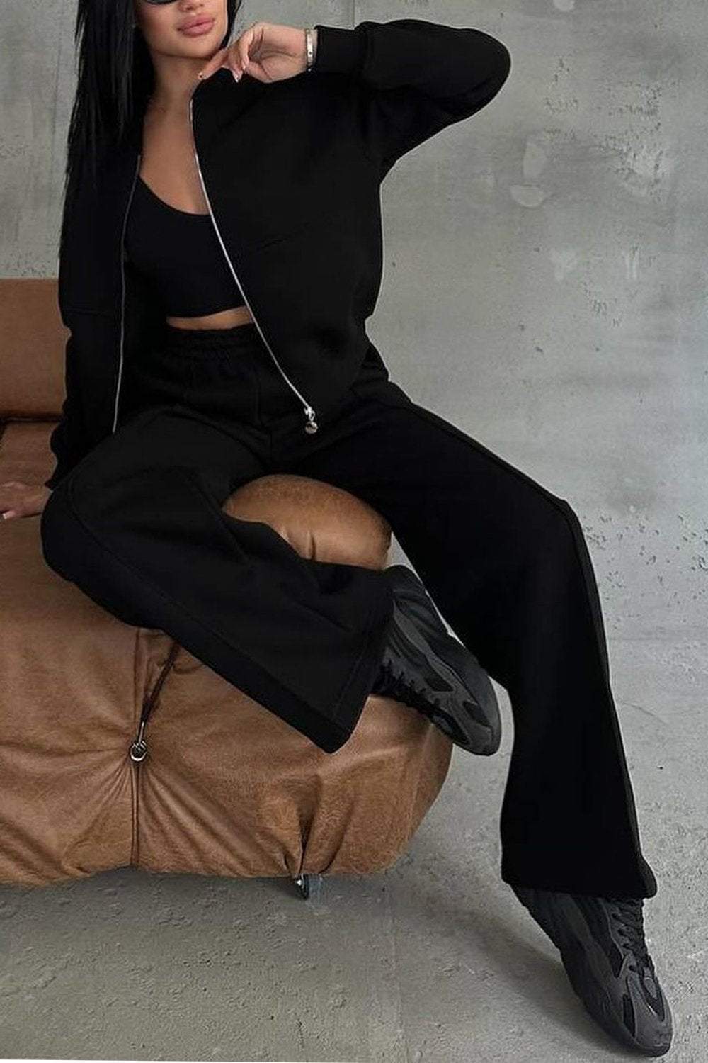 All-Black Athleisure Set with Oversized Hoodie All-Black Athleisure Set with Oversized Hoodie β Winter Athleisure Outfits