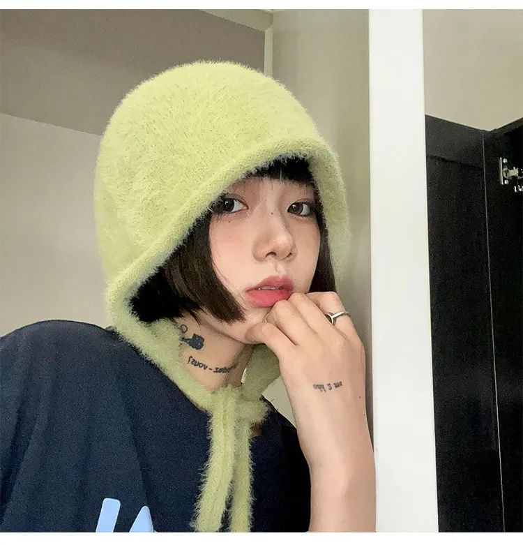 Chin Bob With Blunt Bangs And Hat Chin Bob With Blunt Bangs And Hat β Cute Winter Hairstyles