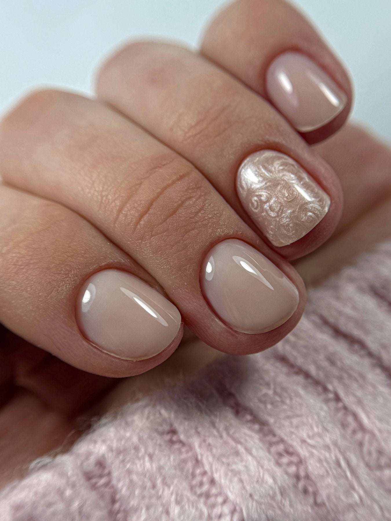 Pale Nude Pearlescent Swirl Accent Nails Pale Nude Pearlescent Swirl Accent Nails β Short Winter Gel Nails