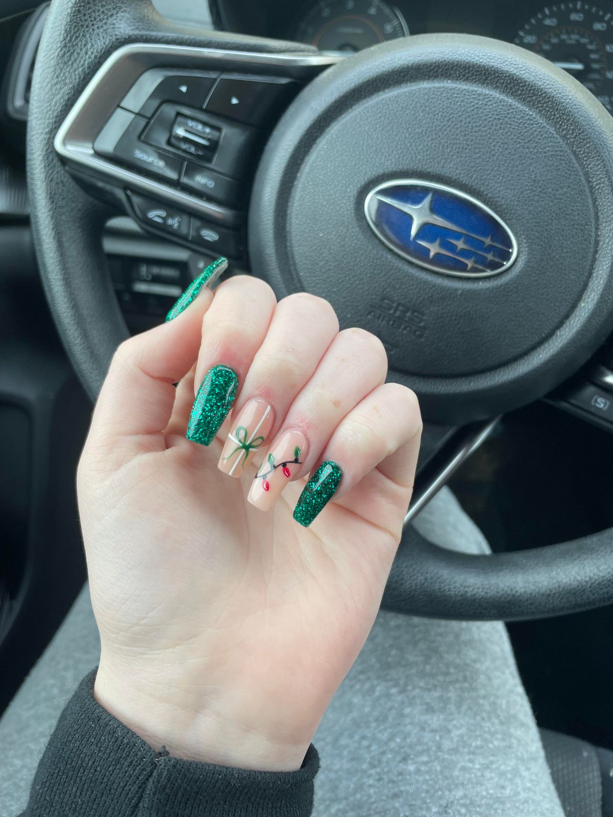 Ongles de NoΓ«l :) la main gauche est verte et la droite est rouge ! Je les aime!! : r/Nails