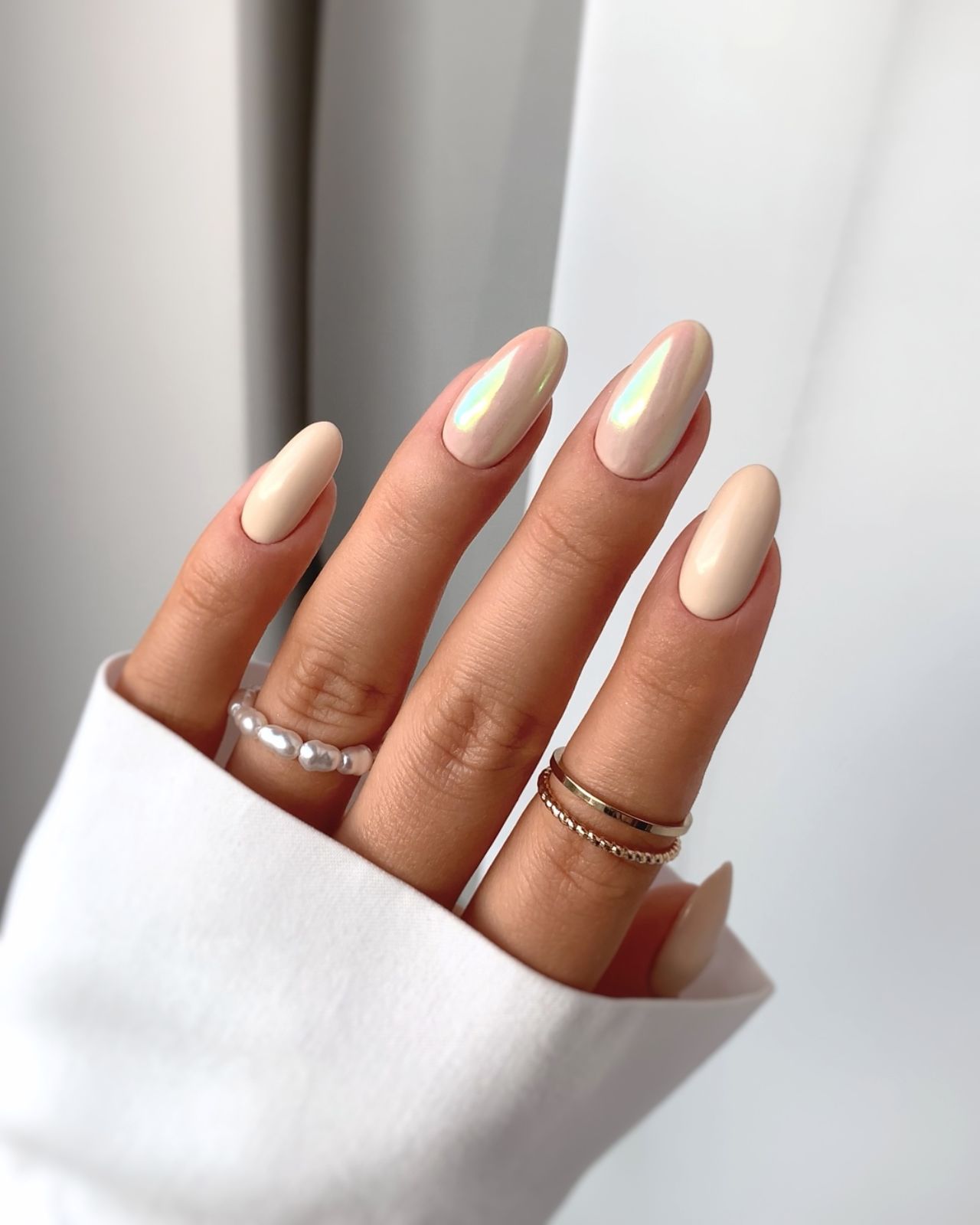 Chrome Creamy Gold Snowflake Glitter Short Squares Chrome Creamy Gold Snowflake Glitter Short Squares β Winter Wedding Guest Nails