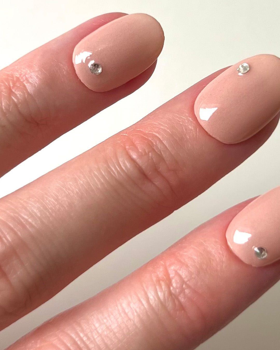 Short Nude With Sparse Rhinestones Short Nude With Sparse Rhinestones β Winter Rhinestone Nails