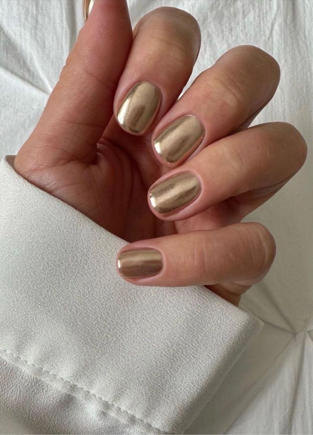 Smooth Metallic Gold Chrome Short Nails — Winter Gold Nails