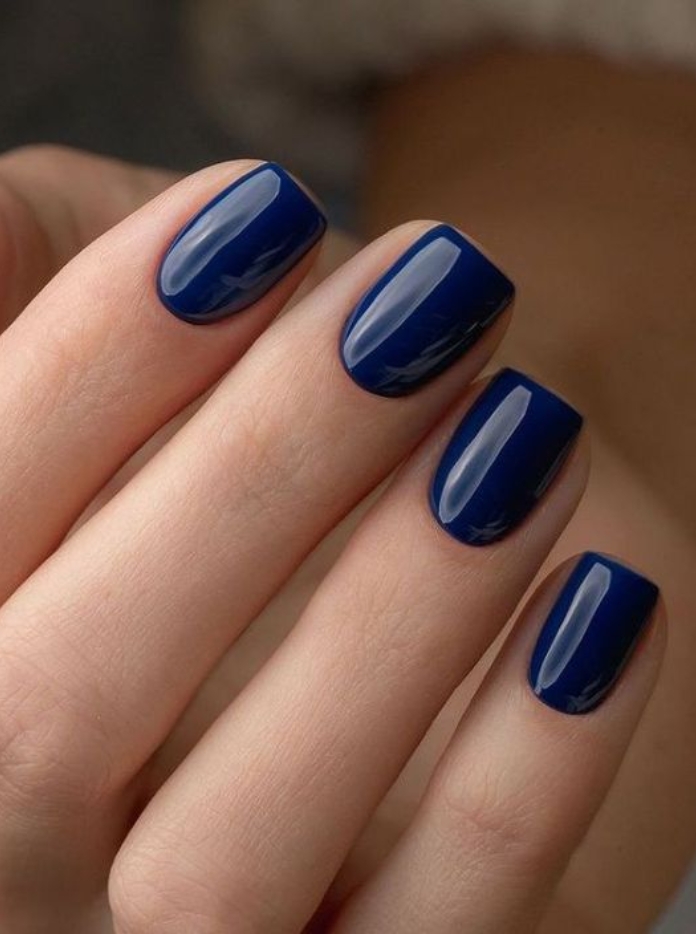 Voici la couleur de vernis qui détrônera le noir cet hiver !