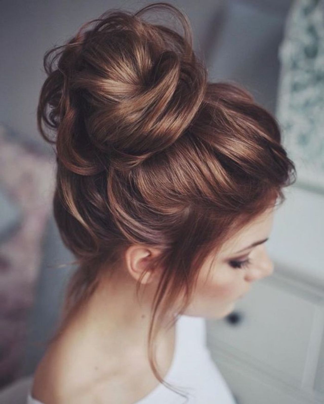 Voluminous Messy Updo With Face-Framing Bangs Voluminous Messy Updo With Face-Framing Bangs β Winter Bun Hairstyles