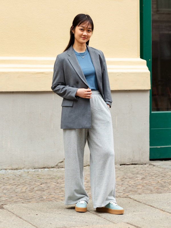Smart Casual: Blazer Over T-Shirt with Wide-Leg Sweatpants Smart Casual: Blazer Over T-Shirt with Wide-Leg Sweatpants โ Sweatpants Outfits