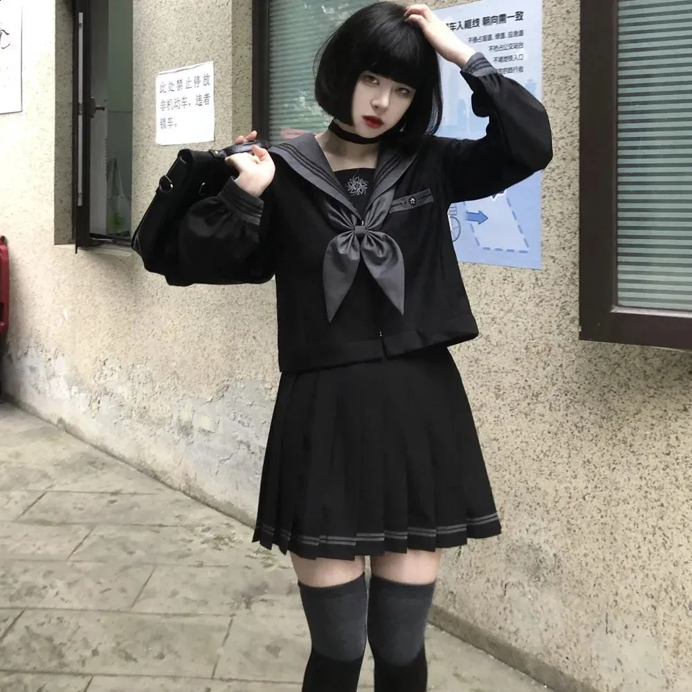 Sailor-Style Uniform for a Japanese College Aesthetic Sailor-Style Uniform for a Japanese College Aesthetic β Winter College Outfits