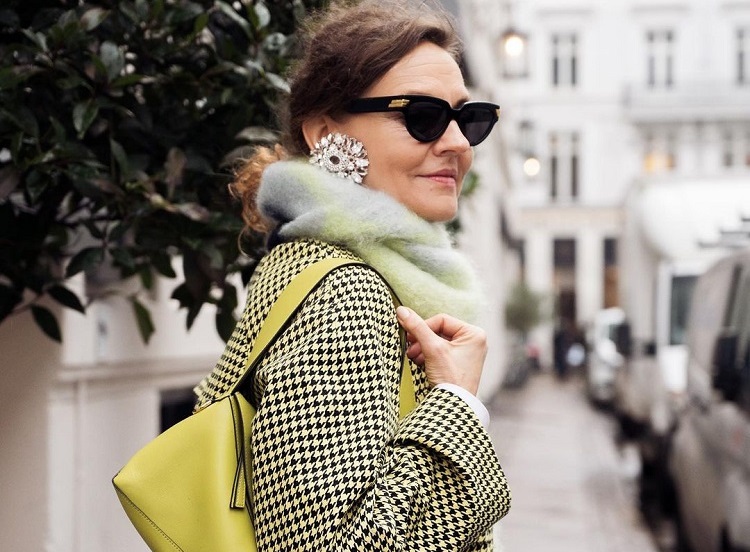 Fuzzy Scarf Paired with Houndstooth Coat for Autumn Style Fuzzy Scarf Paired with Houndstooth Coat for Autumn Style β Scarf Outfits