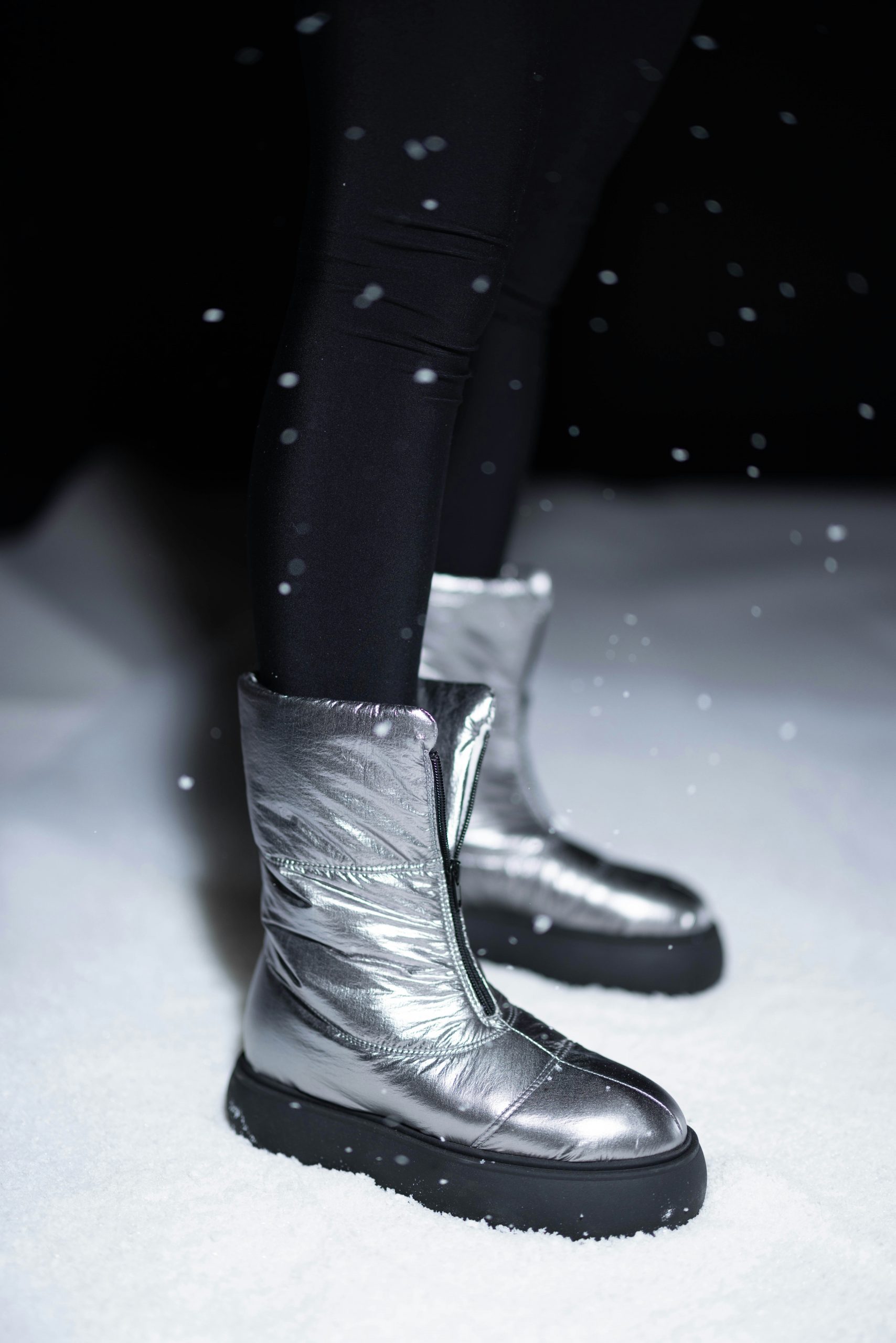 Metallic Puffer Snow Boots and Black Leggings Metallic Puffer Snow Boots and Black Leggings β Snow Boots Outfits