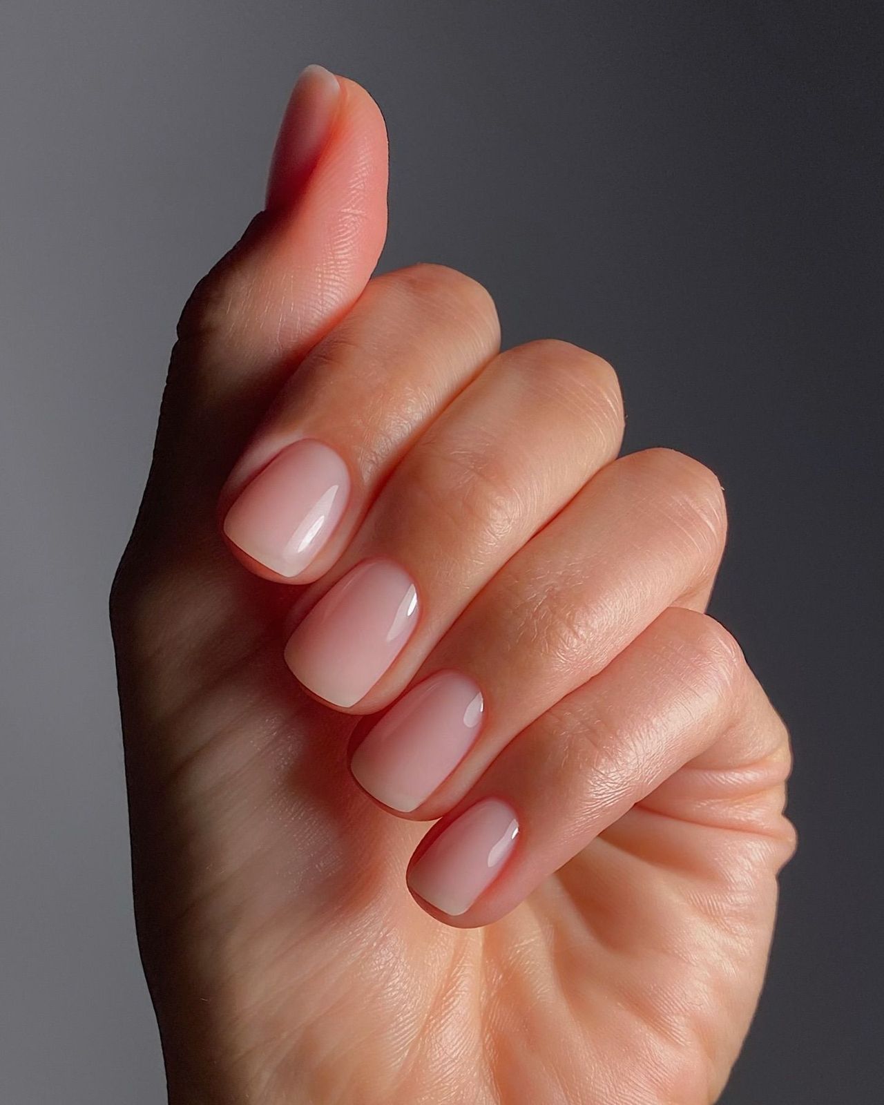 La manucure “Old Money” omniprésente à New York va-t-elle s'imposer sur nos ongles cet été ? | Vogue France