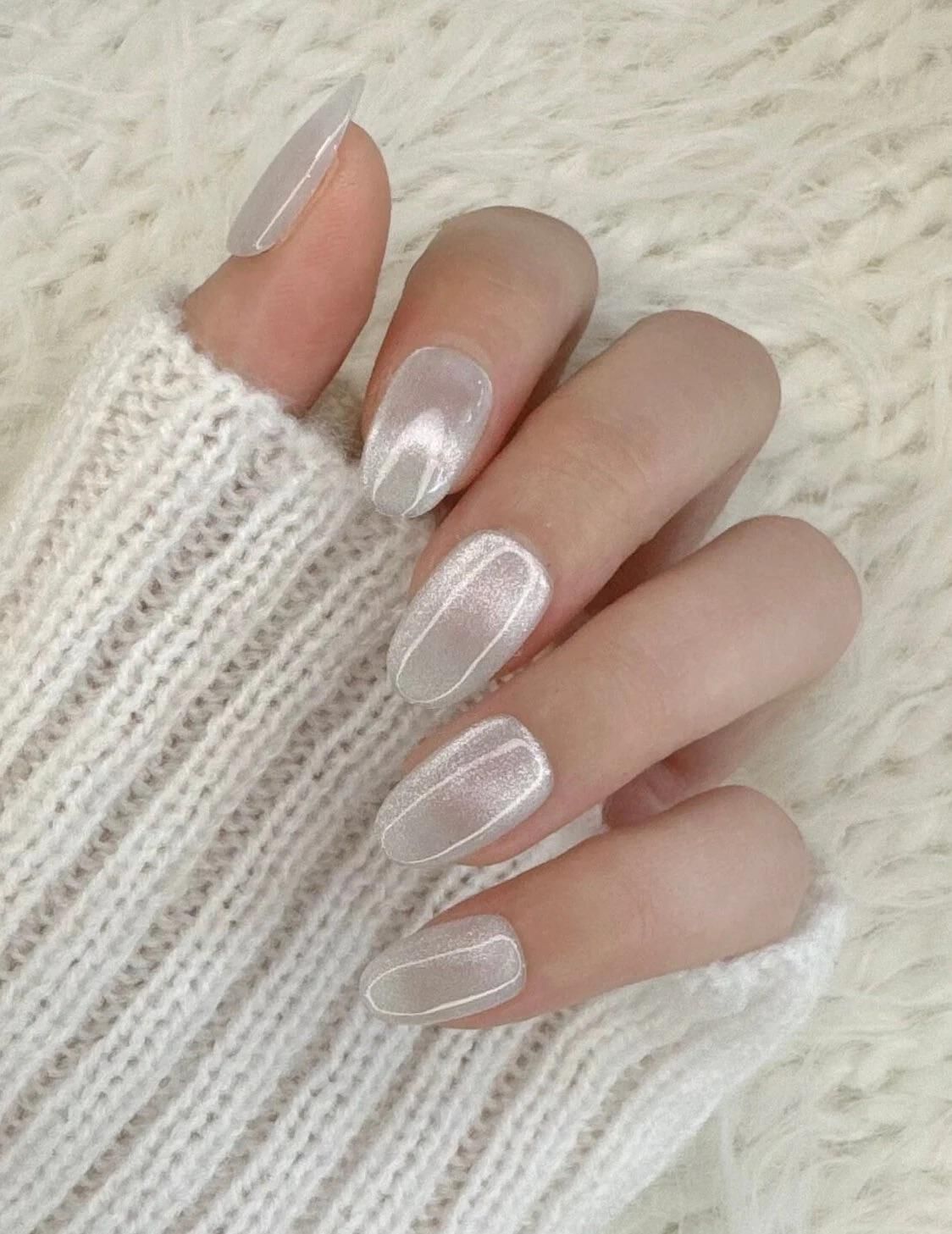 Pearlescent Shimmer Outline Short Ovals Pearlescent Shimmer Outline Short Ovals β Winter Wedding Guest Nails