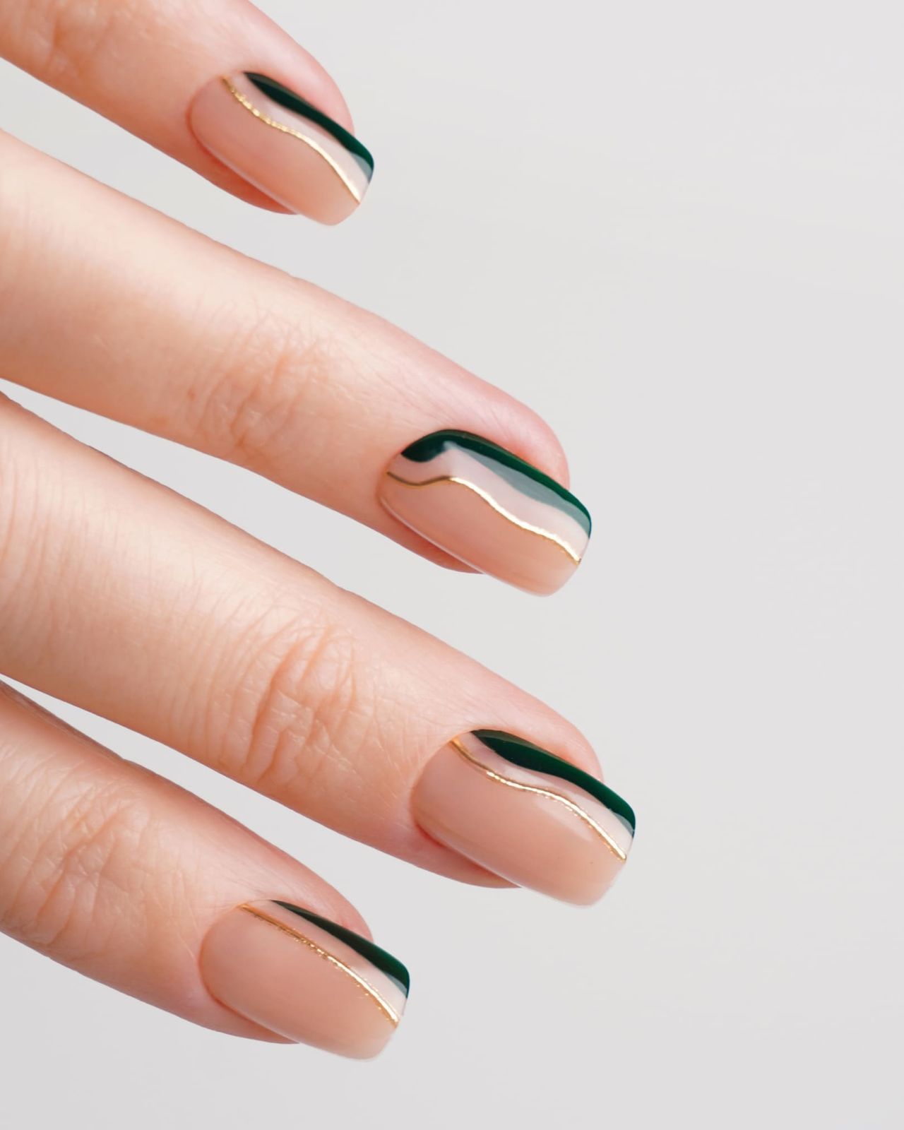 Swirl Design With Gold Lines Visual Idea Swirl Design With Gold Lines Visual Idea β Winter Squoval Nails