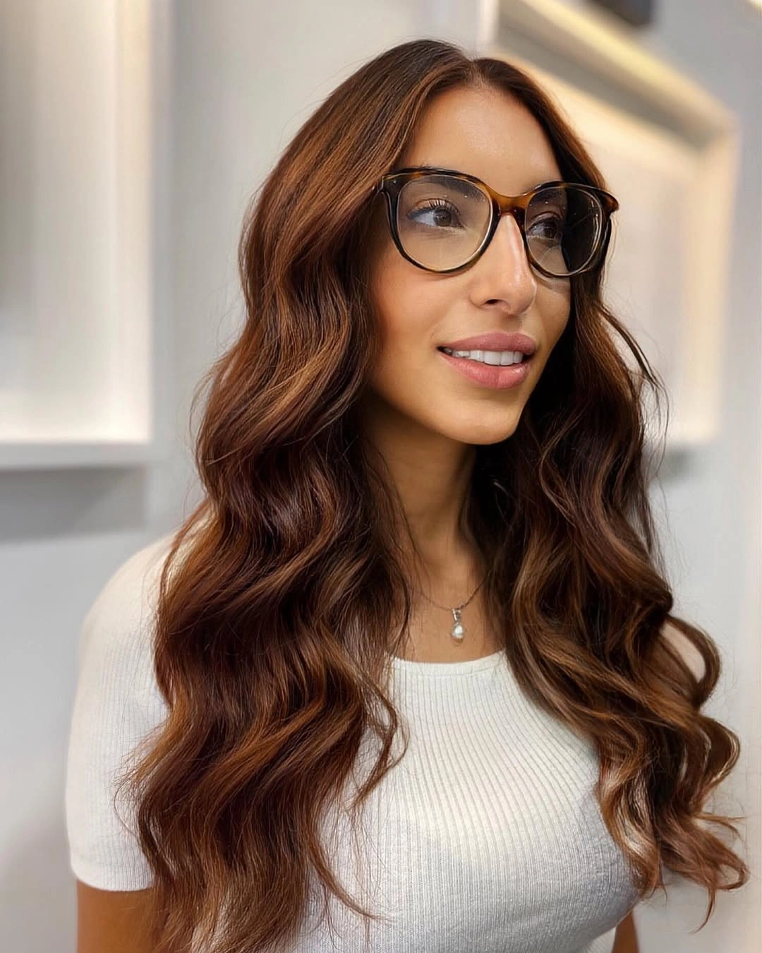 Long chestnut waves with warm copper reflections and dark brown depth Long chestnut waves with warm copper reflections and dark brown depth