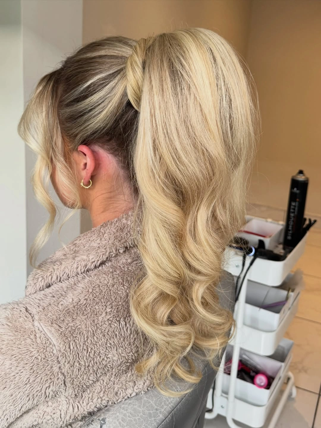 High golden blonde ponytail with darker crown and curled lengths High golden blonde ponytail with darker crown and curled lengths