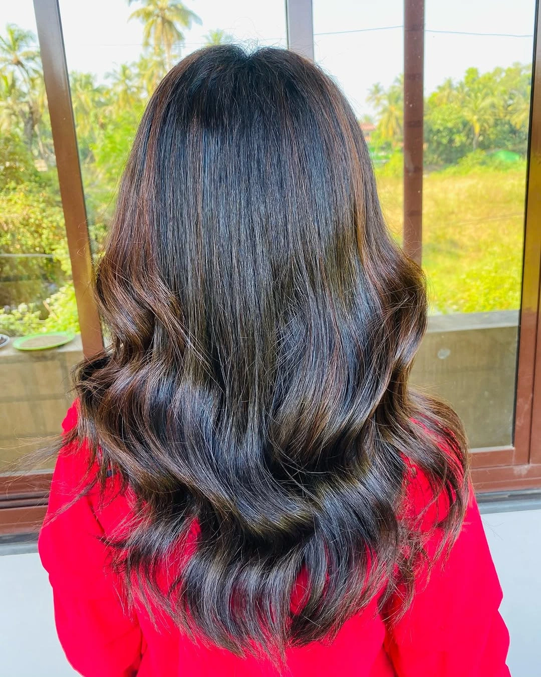 Long dark brunette hair with cool reflections and broad lower waves Long dark brunette hair with cool reflections and broad lower waves