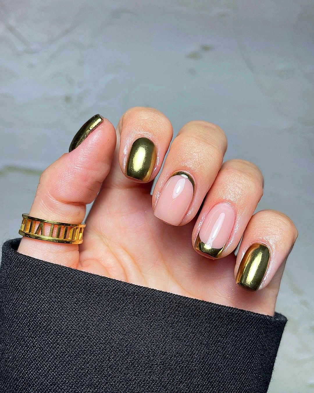Short rounded square nails with reflective olive gold and nude pink Short rounded square nails with reflective olive gold and nude pink