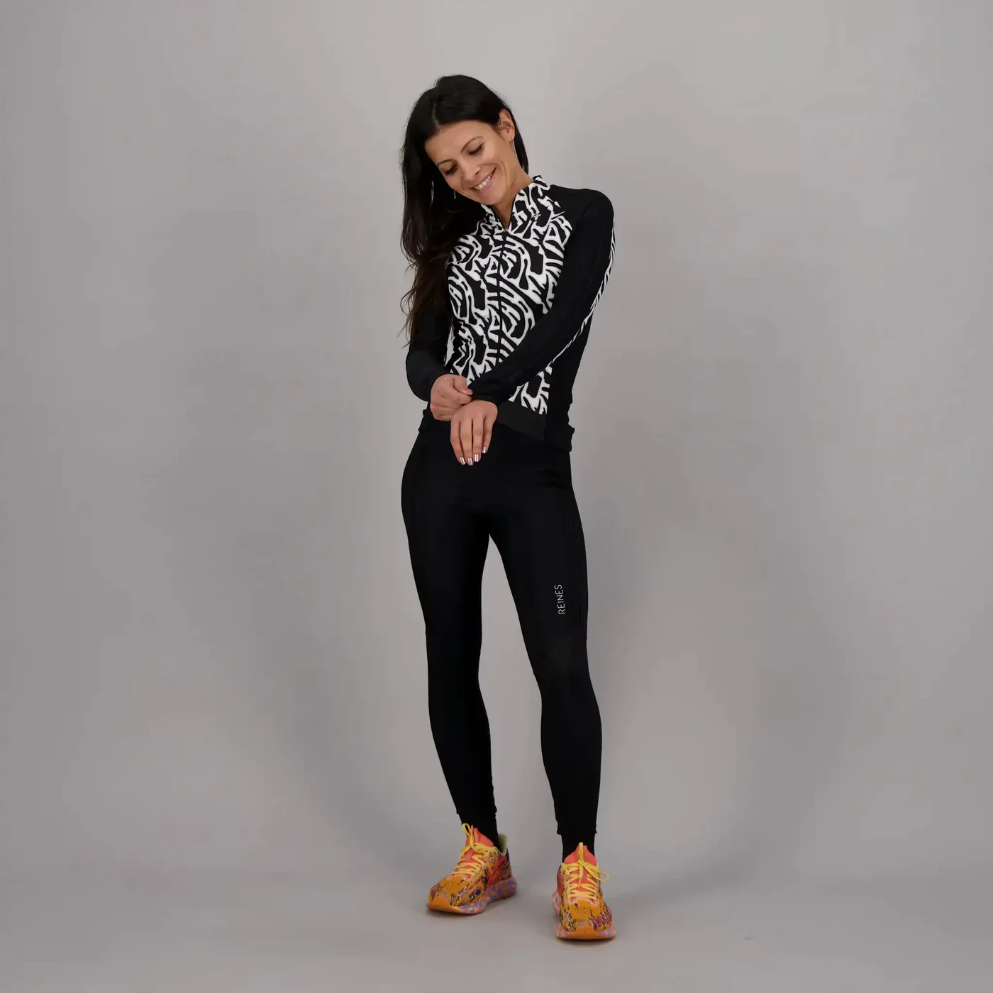 Abstract Pattern Long-Sleeve Top with Black Leggings for a Bold Workout — Winter Workout Outfits