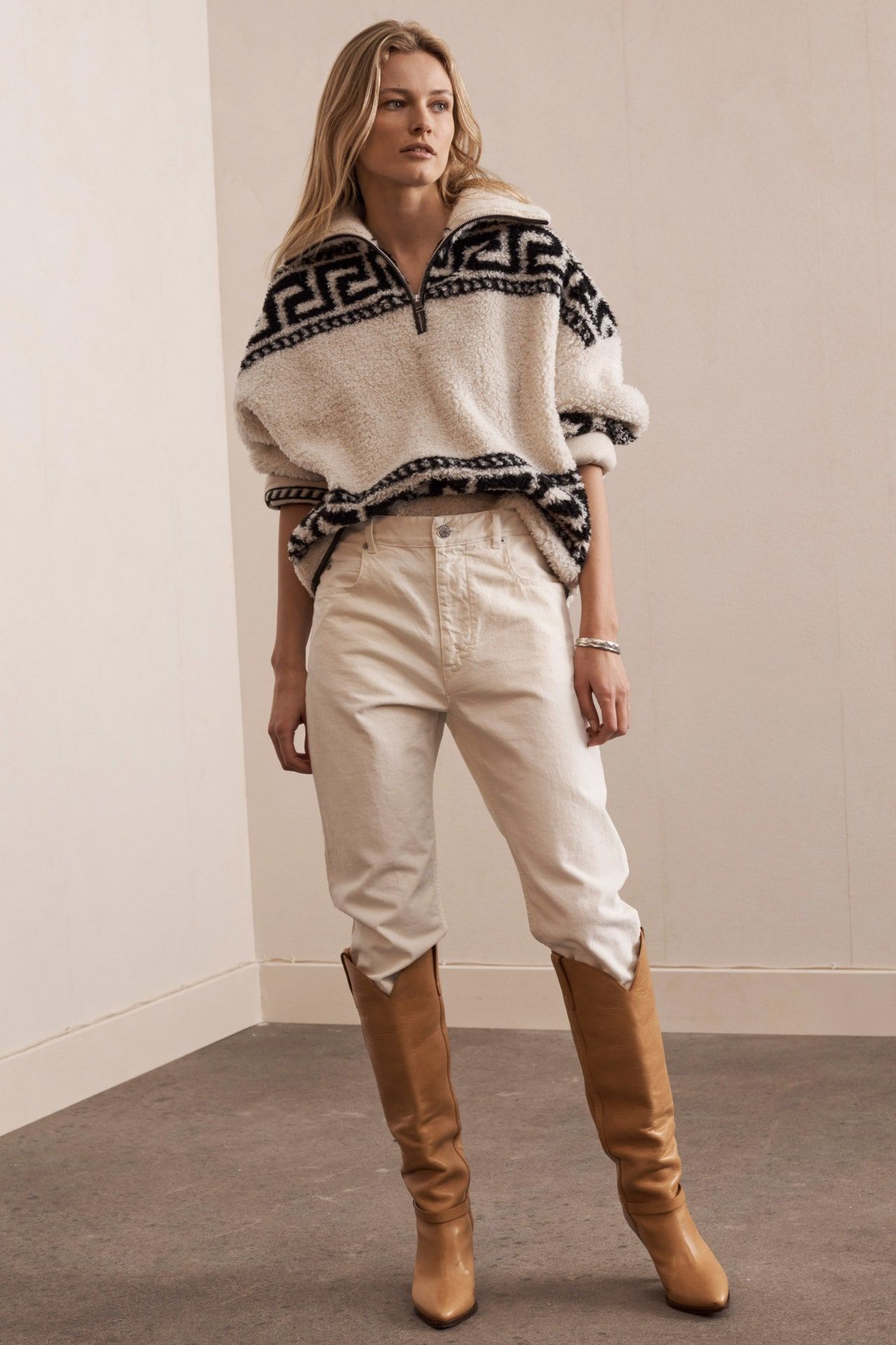 Cream Fleece Half-Zip with Geometric Print and Straight-Leg Jeans Cream Fleece Half-Zip with Geometric Print and Straight-Leg Jeans β Minimalist Winter Outfits