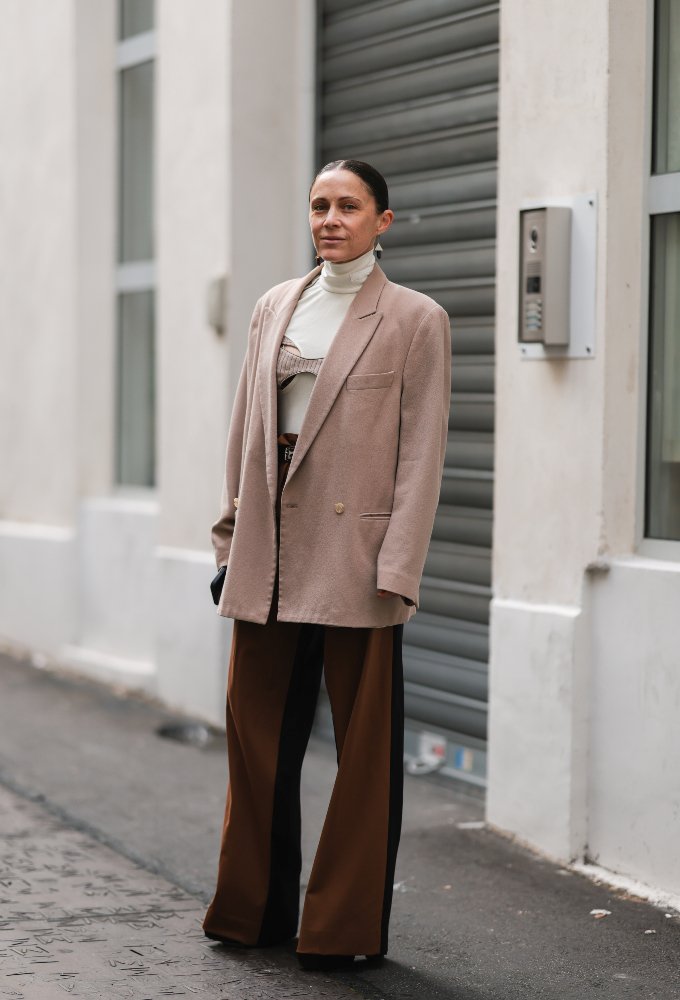 Oversized Beige Blazer with Cream Turtleneck and Trousers Oversized Beige Blazer with Cream Turtleneck and Trousers β Minimalist Winter Outfits