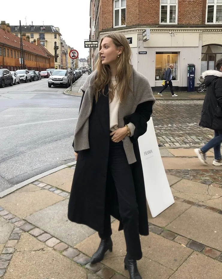 Draped Shawl Adds Texture to a Minimalist Black Coat Ensemble Draped Shawl Adds Texture to a Minimalist Black Coat Ensemble β Scandinavian Winter Outfits