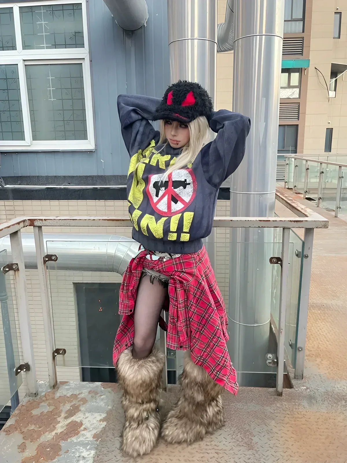 Oversized Graphic Sweatshirt with Plaid Shirt Oversized Graphic Sweatshirt with Plaid Shirt β Y2K Winter Outfits
