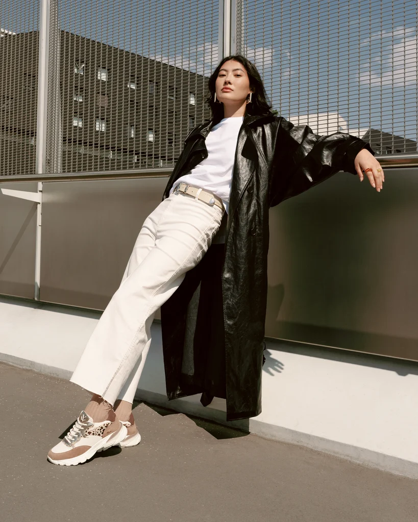 Trench Coat and Wide-Leg Trousers with Mixed Sneakers Trench Coat and Wide-Leg Trousers with Mixed Sneakers β Winter Outfits with Sneakers