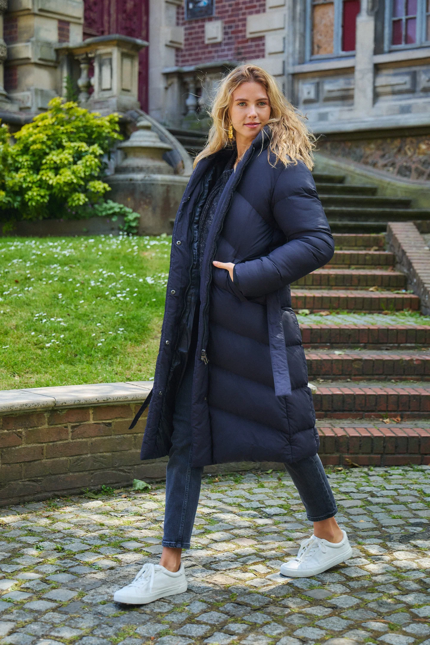 Belted Navy Puffer with Denim and Sneakers Belted Navy Puffer with Denim and Sneakers β Long Puffer Coat Outfits
