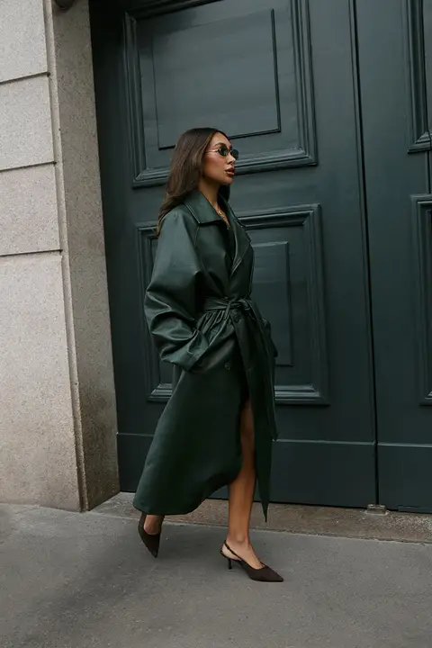 Dark Green Faux Leather Trench Coat with Kitten Heels Dark Green Faux Leather Trench Coat with Kitten Heels β Long Coat Outfits