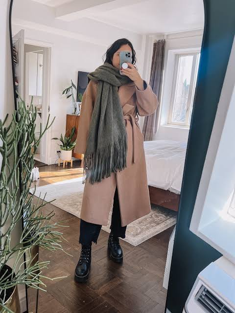 Camel Coat with Black Trousers and Oversized Scarf Camel Coat with Black Trousers and Oversized Scarf β Camel Coat Outfits