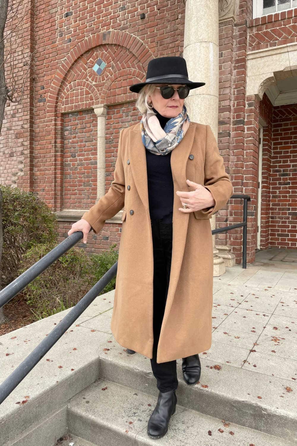 Classic Camel Coat with Black Turtleneck and Fedora Classic Camel Coat with Black Turtleneck and Fedora β Camel Coat Outfits